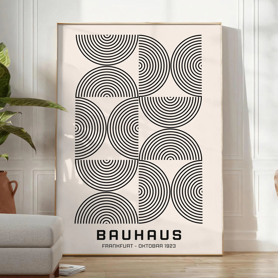 Formas geométricas abstractas en gris y negro, inspiradas en el diseño Bauhaus - en una habitación luminosa y minimalista con planta y sillón