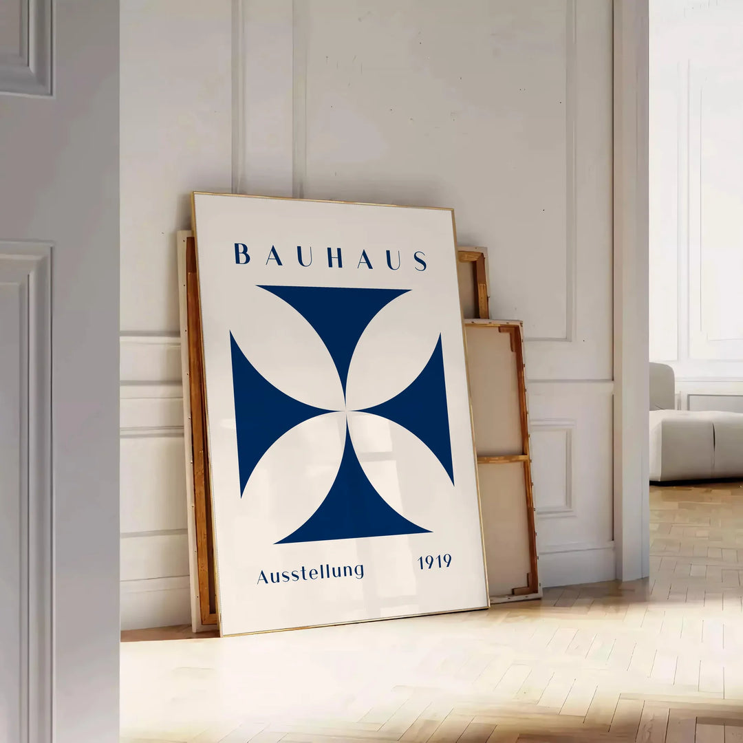 Formas geométricas e linhas em cores primárias que refletem os princípios do Bauhaus - encostado num chão de espinha contra uma parede de painéis