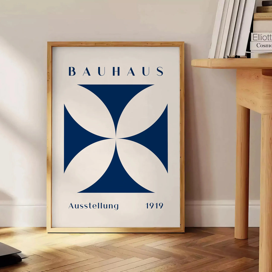 Formas geométricas e linhas em cores primárias que refletem os princípios do Bauhaus - ao lado de uma mesa de apoio redonda em madeira com livros