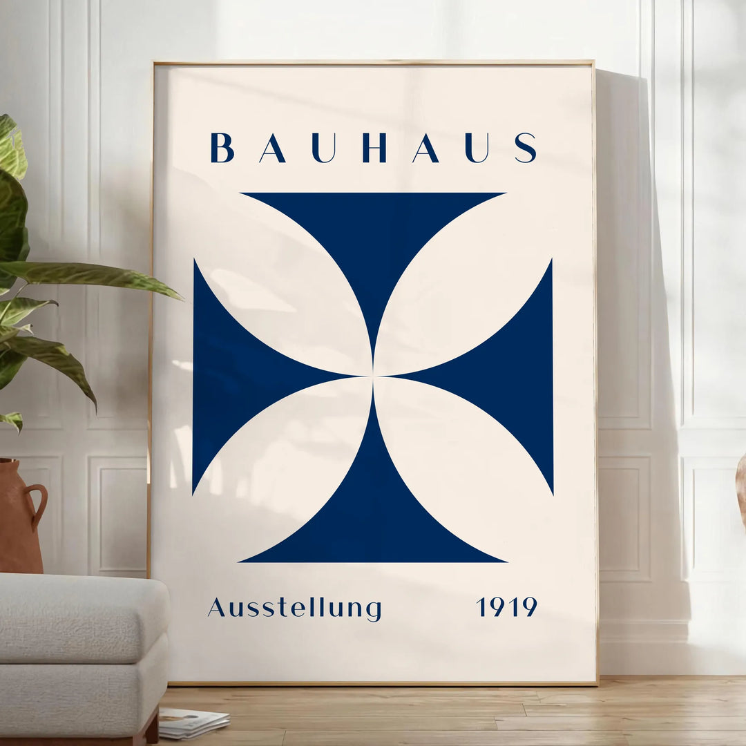 Formas geométricas e linhas em cores primárias que refletem os princípios do Bauhaus - num quarto luminoso e minimalista com planta e poltrona