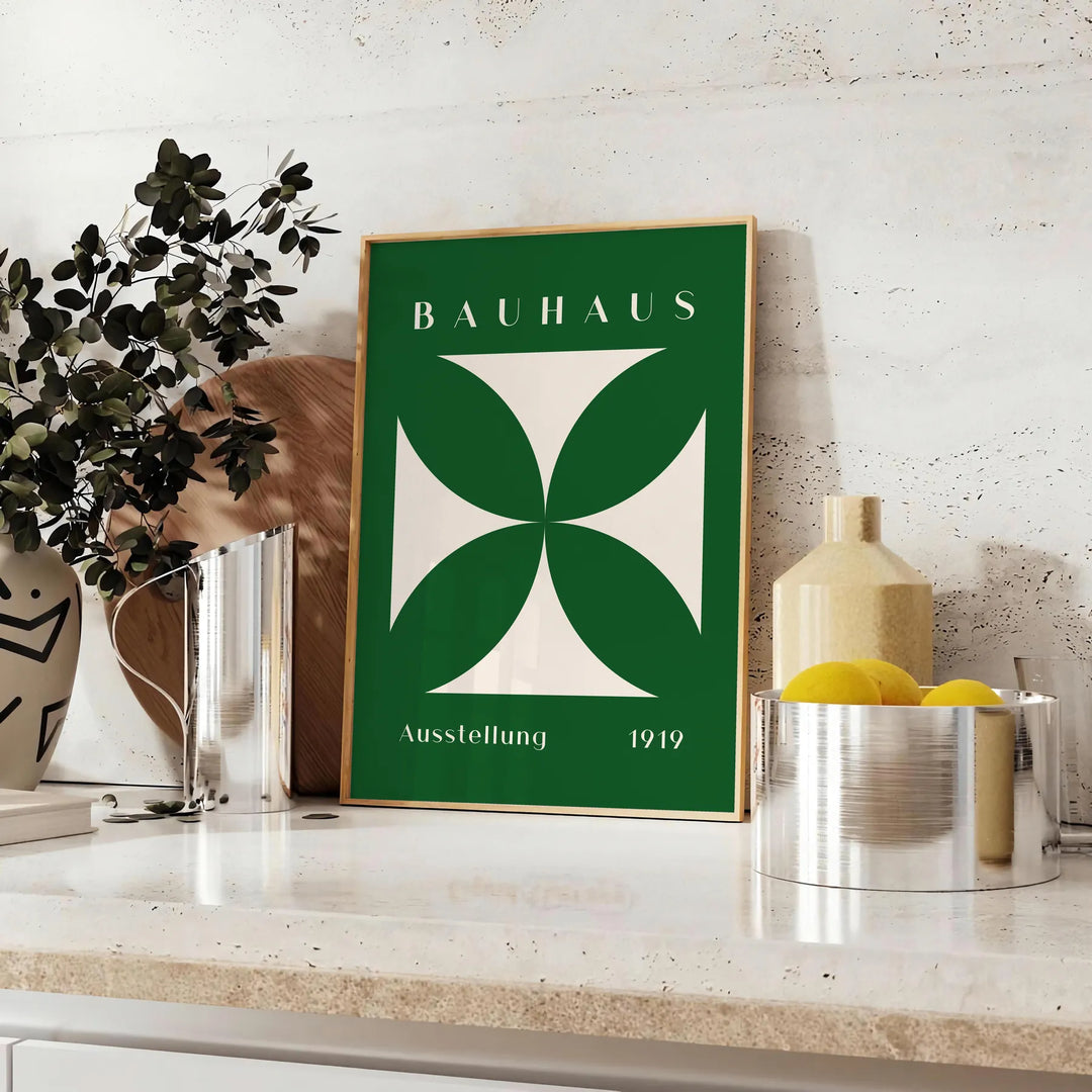 Abstraktes Bauhaus-Design mit geometrischen Formen in Grün und Weiß - auf einer Arbeitsplatte mit Eukalyptus und einer Schale Zitronen