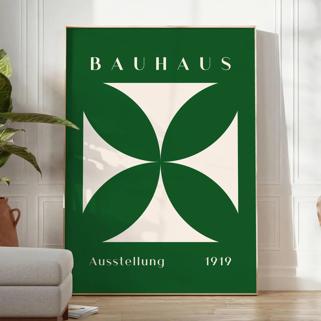 Abstraktes Bauhaus-Design mit geometrischen Formen in Grün und Weiß - in einem hellen minimalistischen Raum mit Pflanze und Sessel