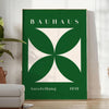 Abstraktes Bauhaus-Design mit geometrischen Formen in Grün und Weiß - in einem hellen minimalistischen Raum mit Pflanze und Sessel
