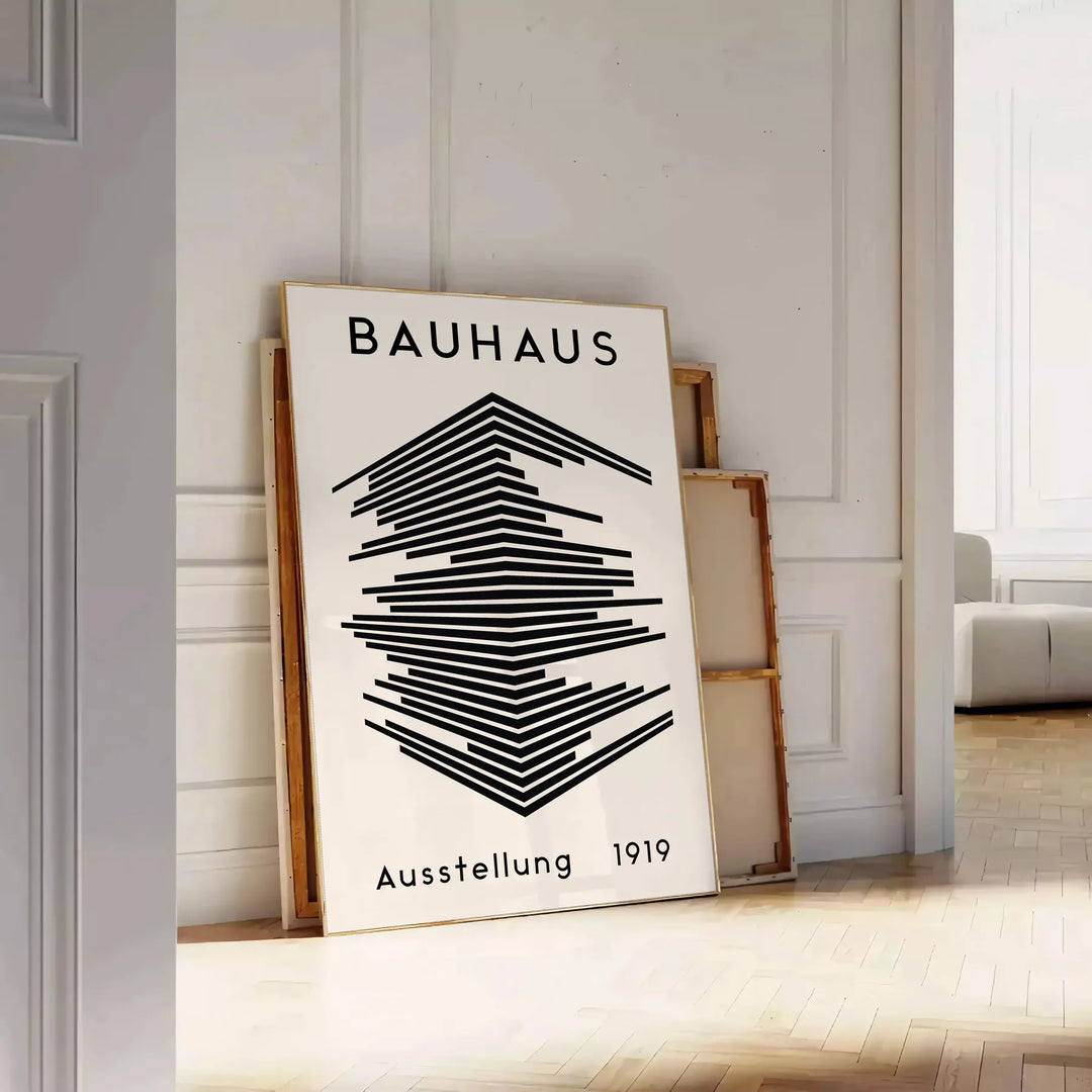 univers intemporel Bauhaus élégant affiche tons gris noir une touche artistique intérieur cadeau idéal amateurs moderne - posée sur un parquet à chevrons contre un mur à moulures