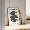 univers intemporel Bauhaus élégant affiche tons gris noir une touche artistique intérieur cadeau idéal amateurs moderne - posée sur un parquet à chevrons contre un mur à moulures
