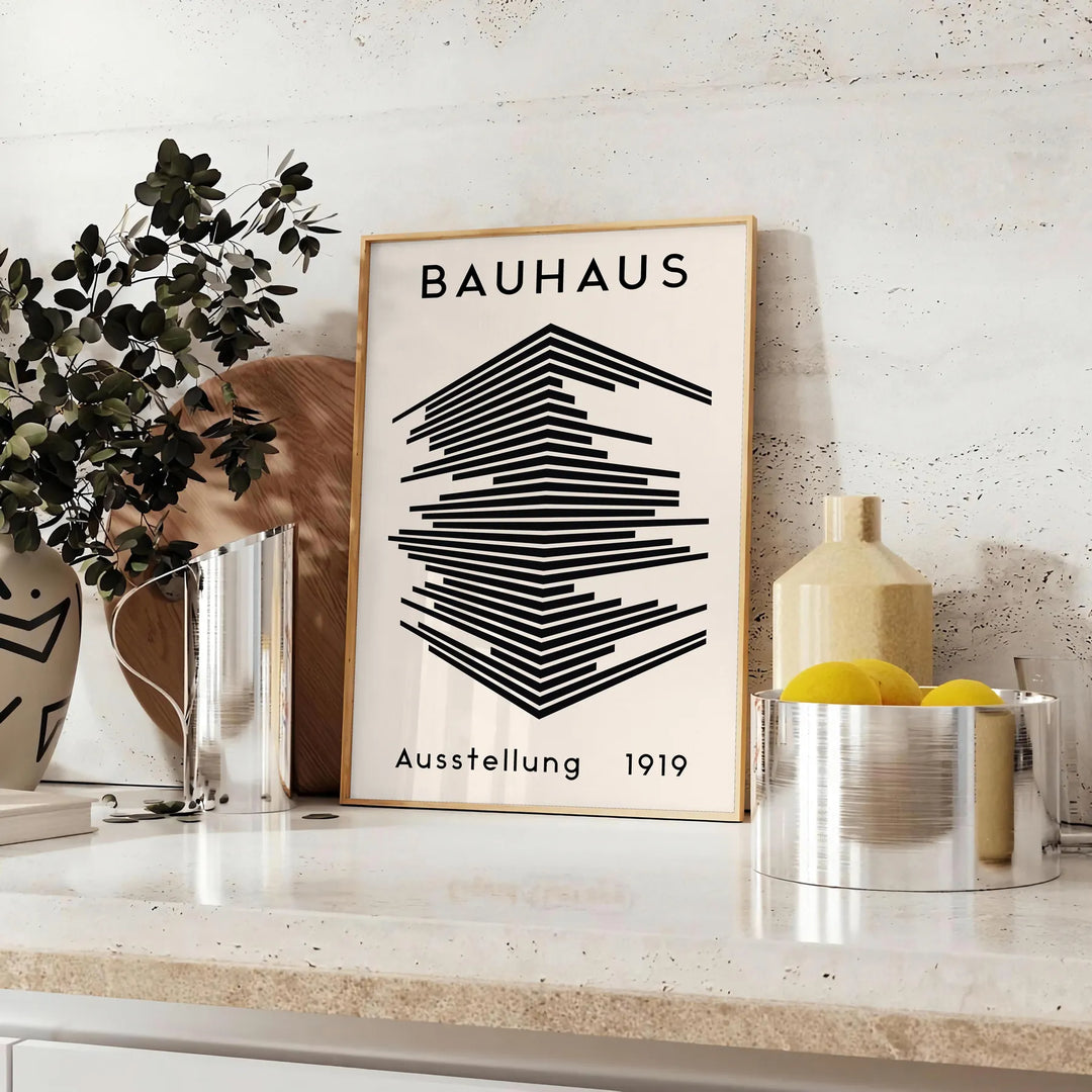 univers intemporel Bauhaus élégant affiche tons gris noir une touche artistique intérieur cadeau idéal amateurs moderne - sur un plan de travail avec eucalyptus et coupe de citrons
