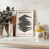 univers intemporel Bauhaus élégant affiche tons gris noir une touche artistique intérieur cadeau idéal amateurs moderne - sur un plan de travail avec eucalyptus et coupe de citrons
