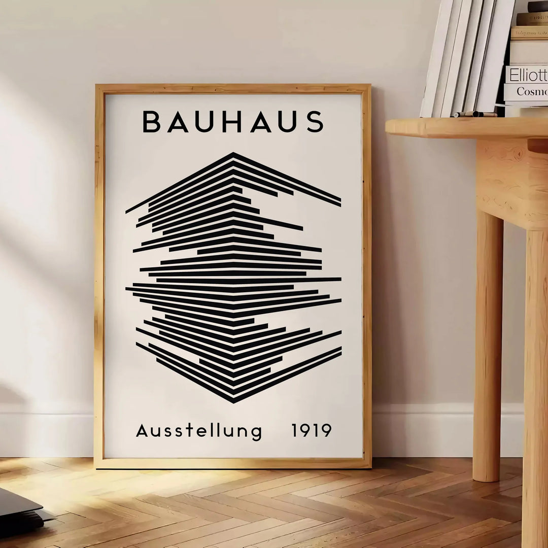 univers intemporel Bauhaus élégant affiche tons gris noir une touche artistique intérieur cadeau idéal amateurs moderne - à côté d'une table d'appoint ronde en bois avec des livres