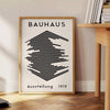 univers intemporel Bauhaus élégant affiche tons gris noir une touche artistique intérieur cadeau idéal amateurs moderne - à côté d'une table d'appoint ronde en bois avec des livres