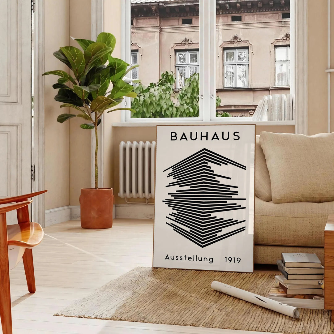 univers intemporel Bauhaus élégant affiche tons gris noir une touche artistique intérieur cadeau idéal amateurs moderne - dans un salon parisien avec canapé et ficus