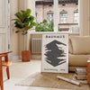 univers intemporel Bauhaus élégant affiche tons gris noir une touche artistique intérieur cadeau idéal amateurs moderne - dans un salon parisien avec canapé et ficus