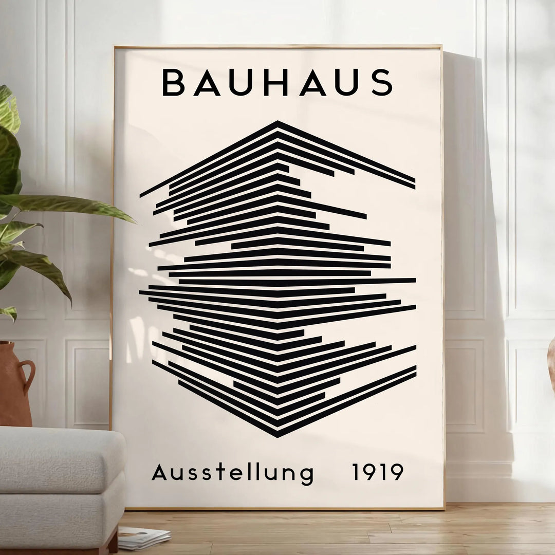 univers intemporel Bauhaus élégant affiche tons gris noir une touche artistique intérieur cadeau idéal amateurs moderne - dans une pièce lumineuse épurée avec plante et fauteuil