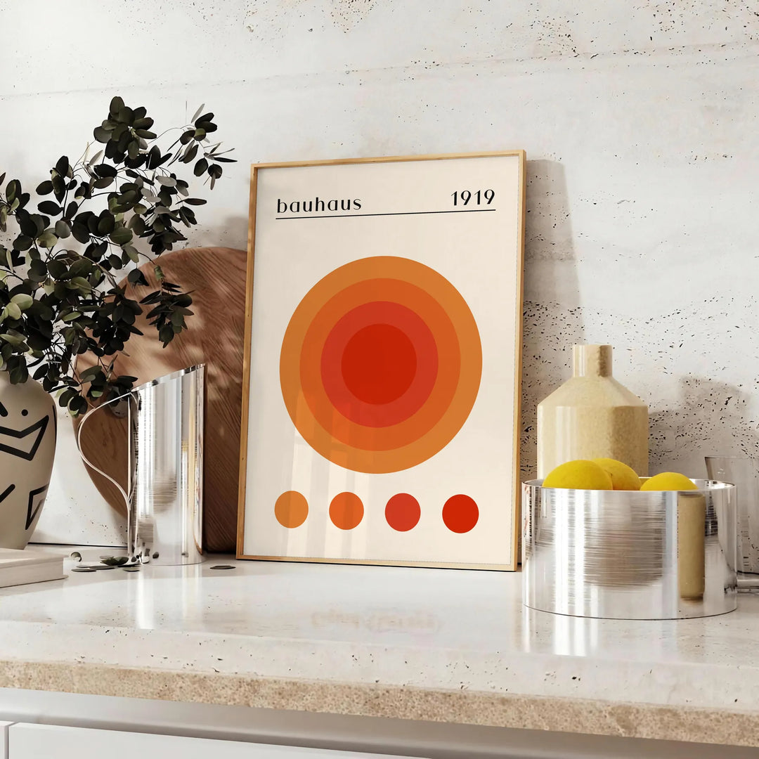 Abstrakte geometrische Formen im Bauhaus-Stil mit kräftigen Primärfarben - auf einer Arbeitsplatte mit Eukalyptus und einer Schale Zitronen