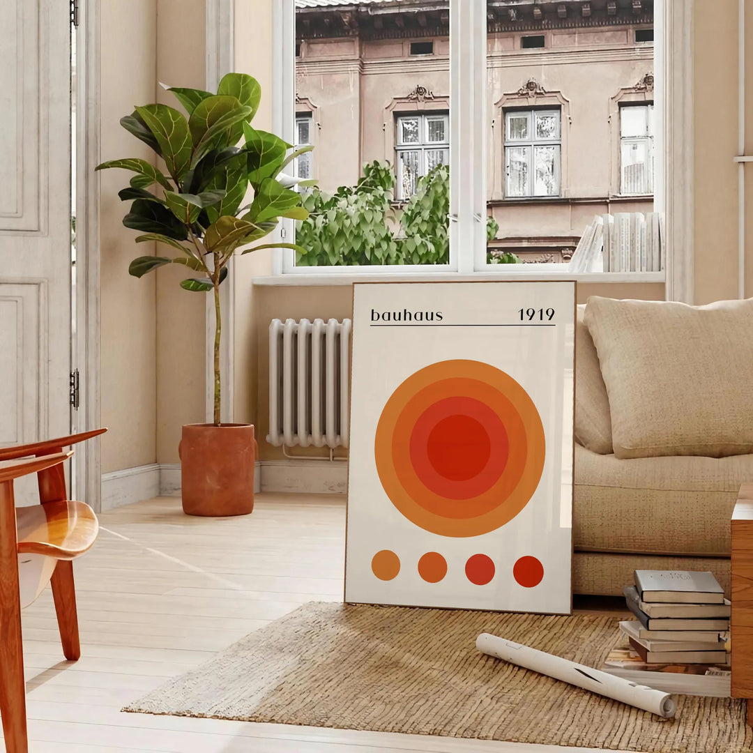 Abstrakte geometrische Formen im Bauhaus-Stil mit kräftigen Primärfarben - in einem Pariser Wohnzimmer mit Sofa und einer Geigenfeige