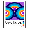 Poster mit abstraktem Bauhaus geometrischem Design in Primärfarben - in einem schwarzen Rahmen