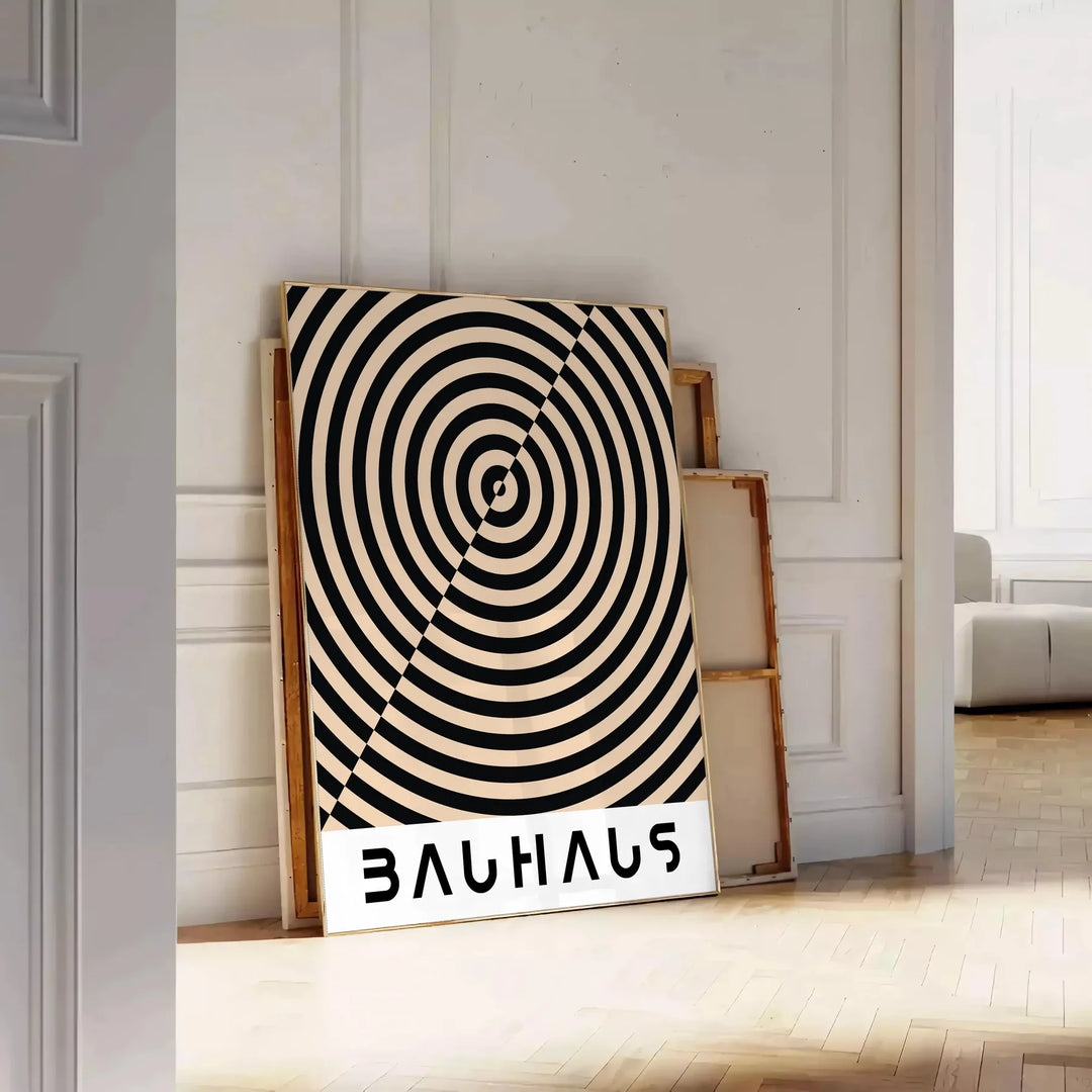 Bauhaus-Plakat mit minimalistischer, geometrischer abstrakter Komposition und klarer Gestaltung - an eine weiße Paneelwand gelehnt auf Fischgrätparkett