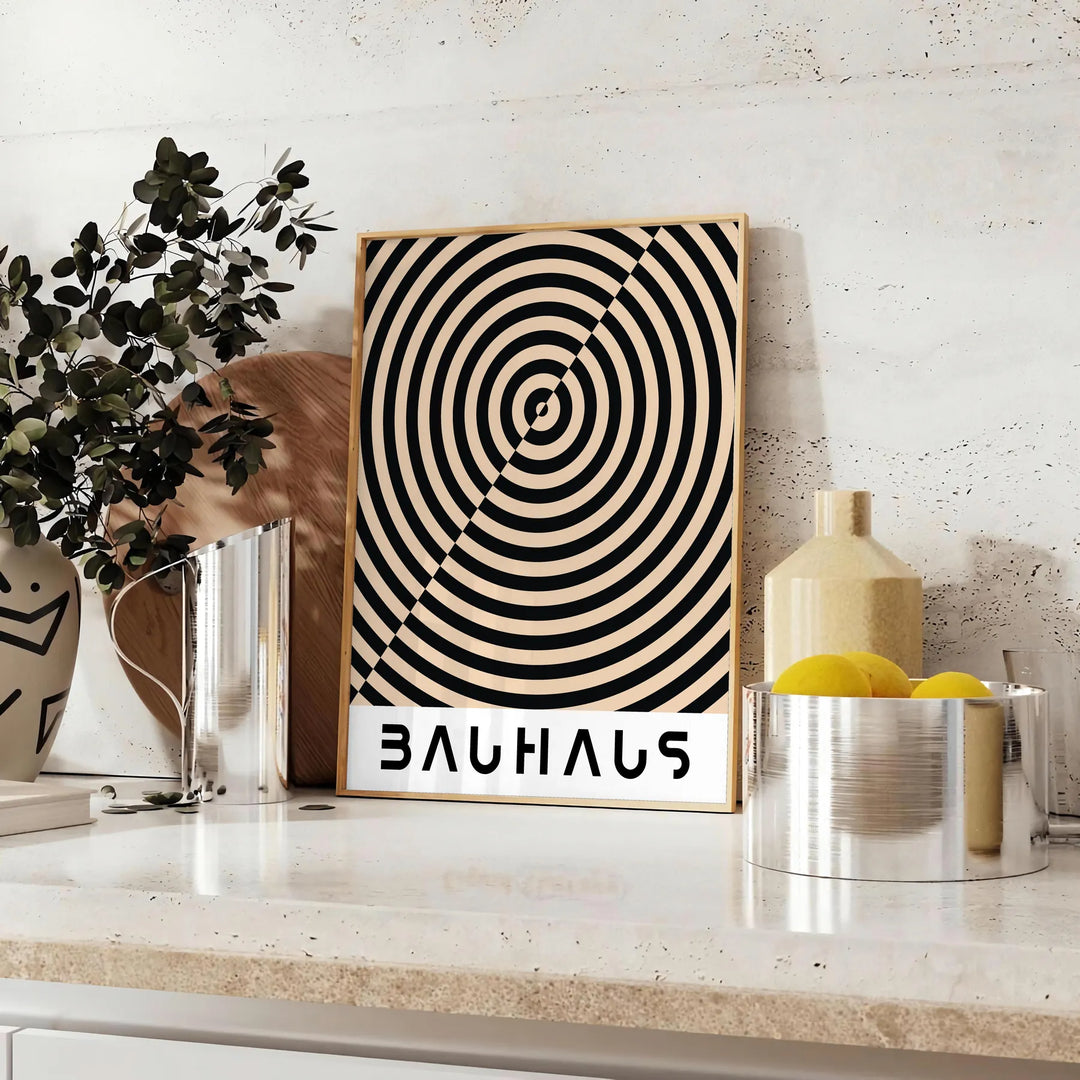 Bauhaus-Plakat mit minimalistischer, geometrischer abstrakter Komposition und klarer Gestaltung - auf einer Arbeitsplatte mit Eukalyptus und einer Schale Zitronen