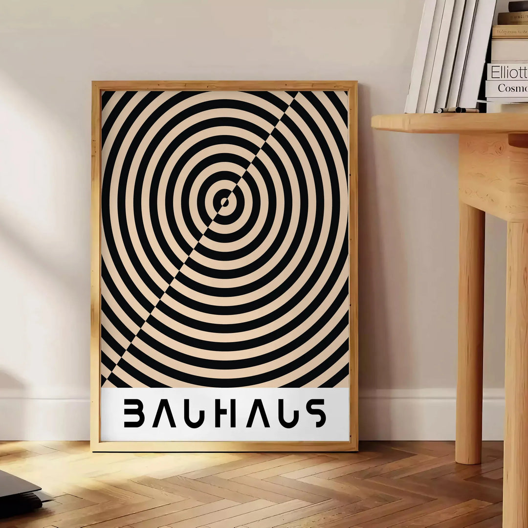 Bauhaus-Plakat mit minimalistischer, geometrischer abstrakter Komposition und klarer Gestaltung - neben einem runden Beistelltisch aus Holz mit Büchern