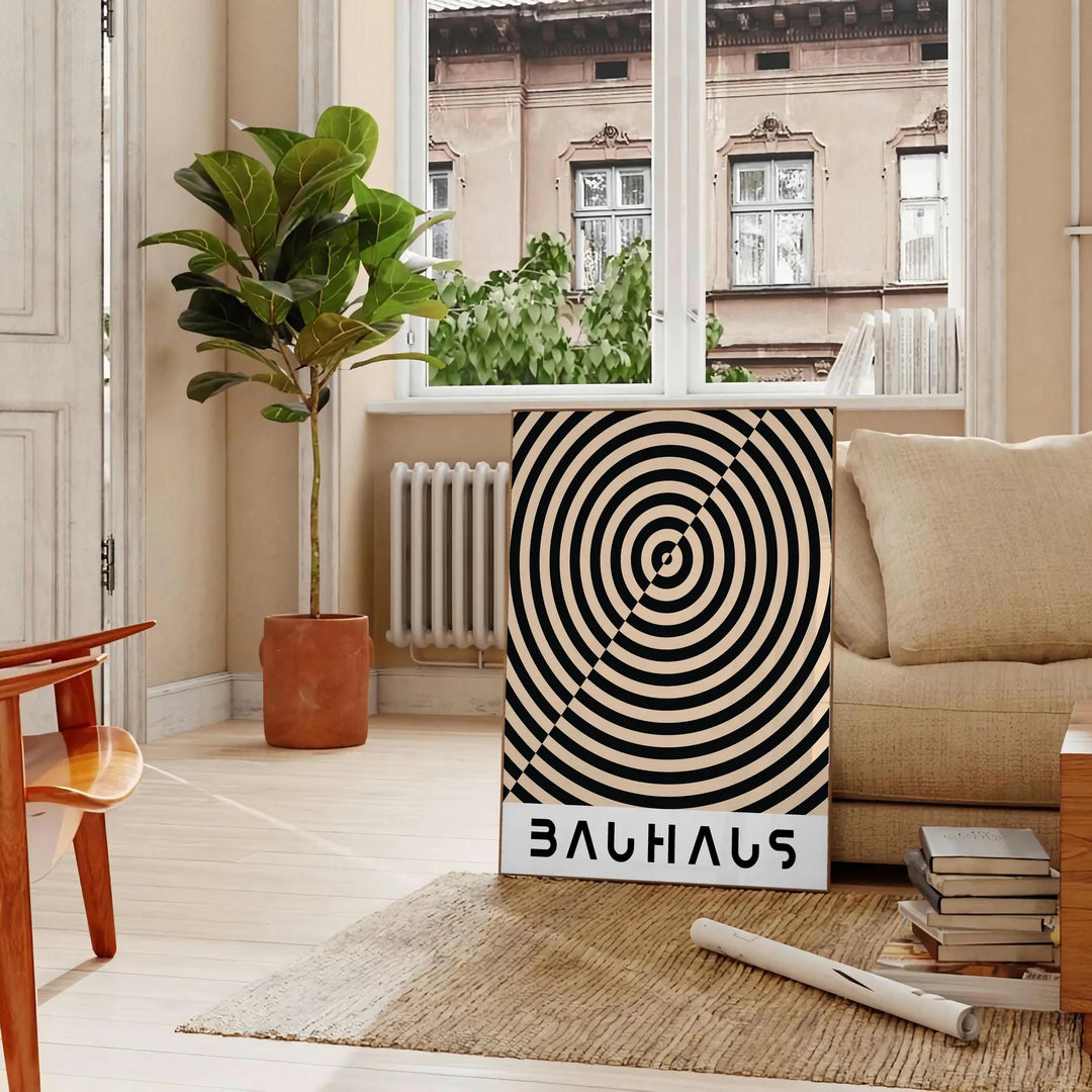 Bauhaus-Plakat mit minimalistischer, geometrischer abstrakter Komposition und klarer Gestaltung - in einem Pariser Wohnzimmer mit Sofa und einer Geigenfeige