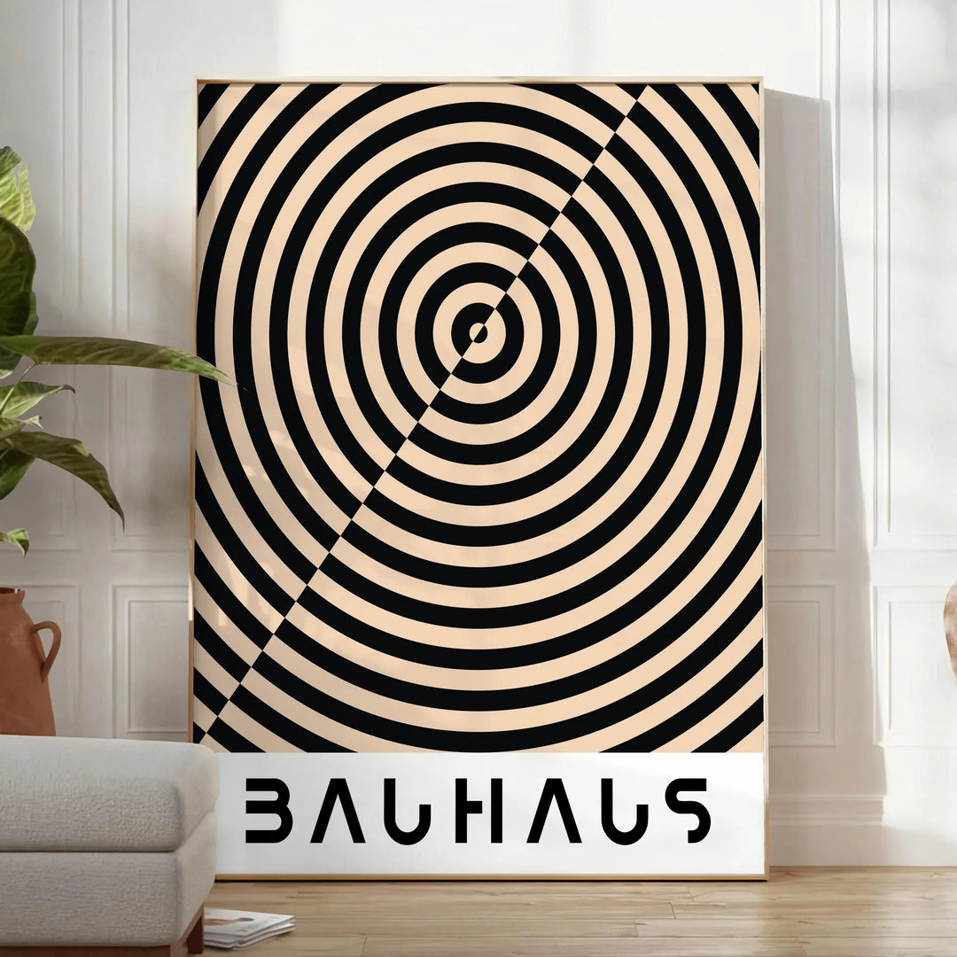 Bauhaus-Plakat mit minimalistischer, geometrischer abstrakter Komposition und klarer Gestaltung - in einem hellen minimalistischen Raum mit Pflanze und Sessel