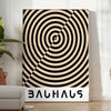 Bauhaus-Plakat mit minimalistischer, geometrischer abstrakter Komposition und klarer Gestaltung - in einem hellen minimalistischen Raum mit Pflanze und Sessel