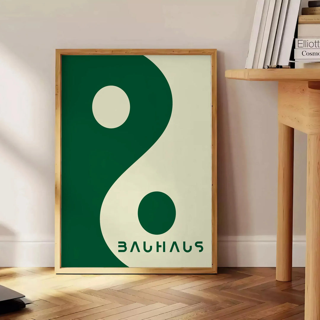 Bauhaus Poster mit abstrakten geometrischen Formen und reduziertem Design - neben einem runden Beistelltisch aus Holz mit Büchern