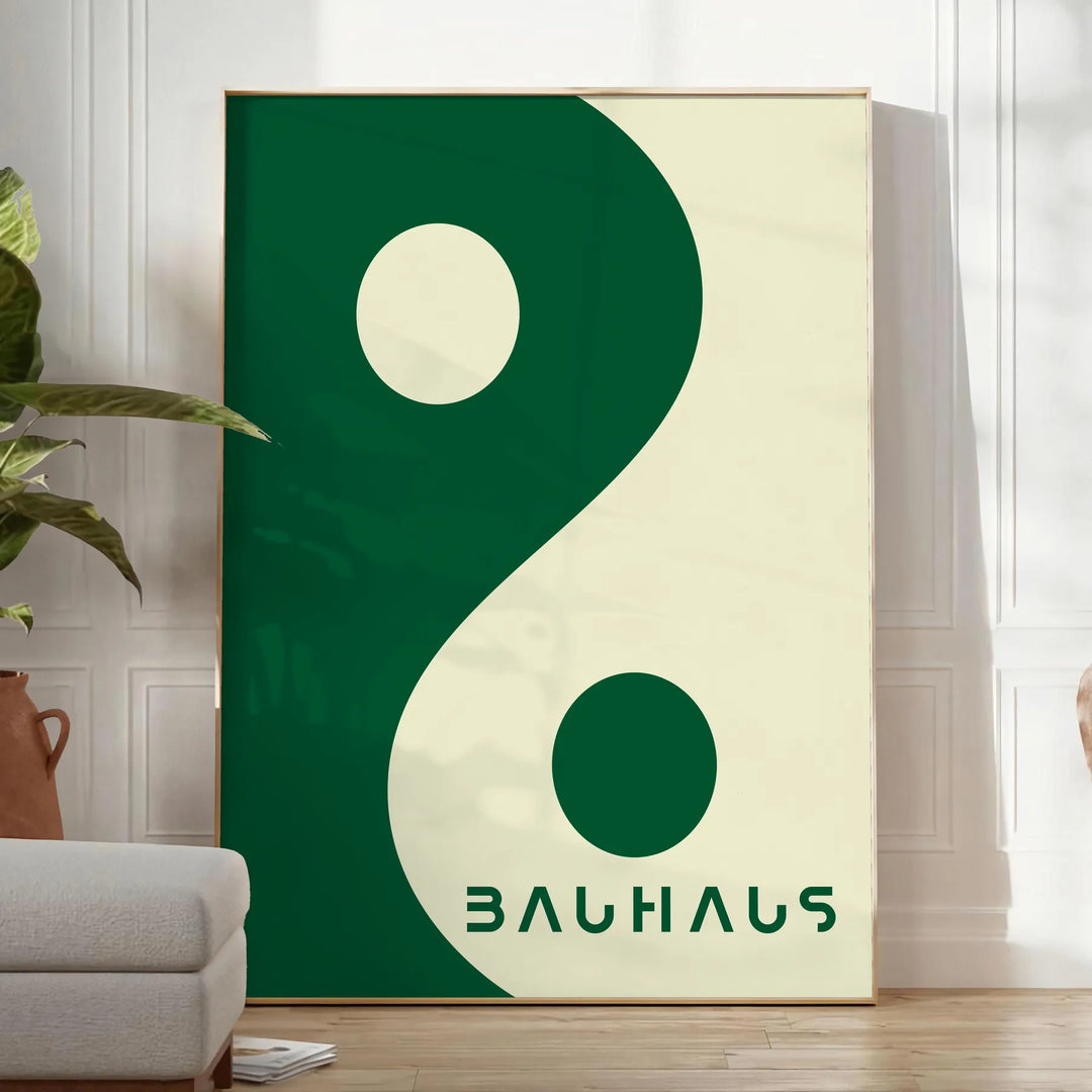 Bauhaus Poster mit abstrakten geometrischen Formen und reduziertem Design - in einem hellen minimalistischen Raum mit Pflanze und Sessel