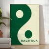 Bauhaus Poster mit abstrakten geometrischen Formen und reduziertem Design - in einem hellen minimalistischen Raum mit Pflanze und Sessel