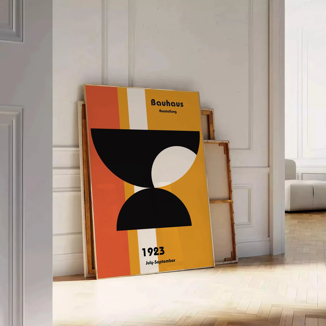 Plakat przedstawiający abstrakcyjną geometryczną kompozycję Bauhaus w stylu minimalistycznym - oparty na podłodze jodełkowej przy białej ścianie z paneli