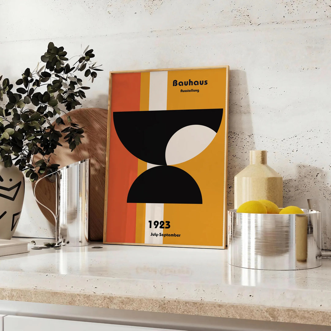 Plakat przedstawiający abstrakcyjną geometryczną kompozycję Bauhaus w stylu minimalistycznym - na blacie z eukaliptusem i miską cytryn