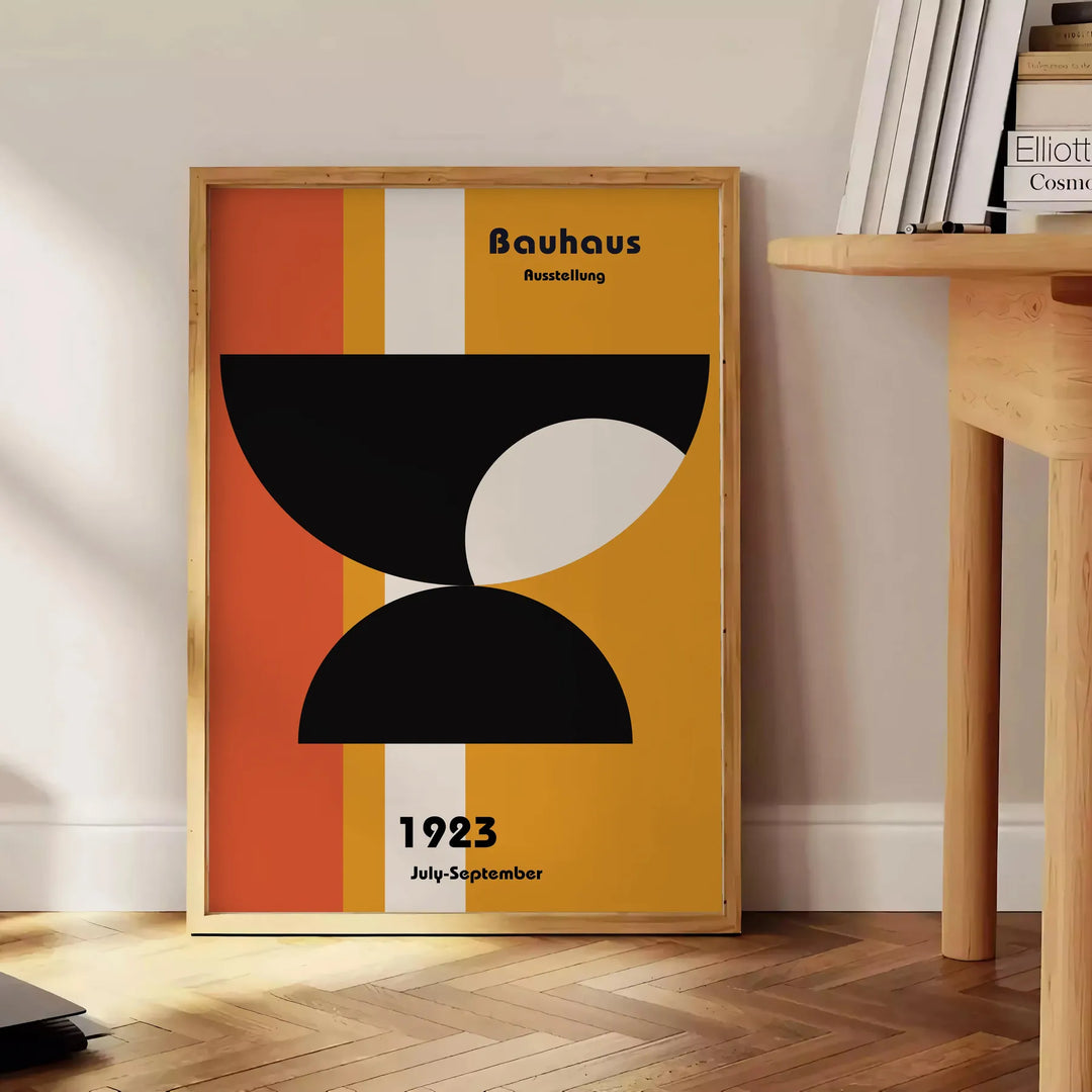 Plakat przedstawiający abstrakcyjną geometryczną kompozycję Bauhaus w stylu minimalistycznym - obok okrągłego drewnianego stolika z książkami