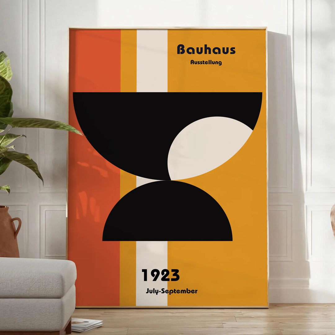 Plakat przedstawiający abstrakcyjną geometryczną kompozycję Bauhaus w stylu minimalistycznym - w jasnym minimalistycznym pokoju z rośliną i fotelem