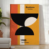 Plakat przedstawiający abstrakcyjną geometryczną kompozycję Bauhaus w stylu minimalistycznym - w jasnym minimalistycznym pokoju z rośliną i fotelem