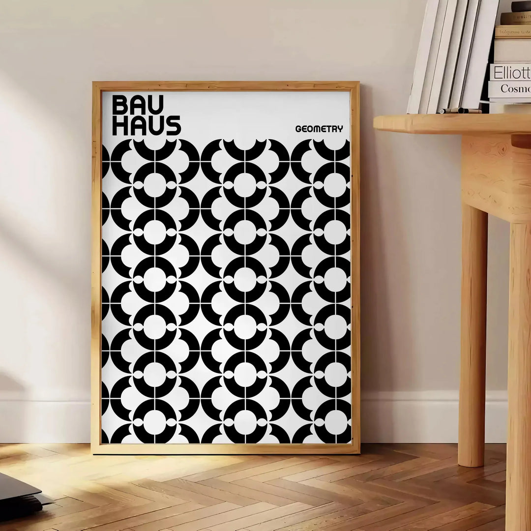 Plakat Bauhaus z geometryczną abstrakcyjną kompozycją, minimalistyczny wydruk sztuki - obok okrągłego drewnianego stolika z książkami