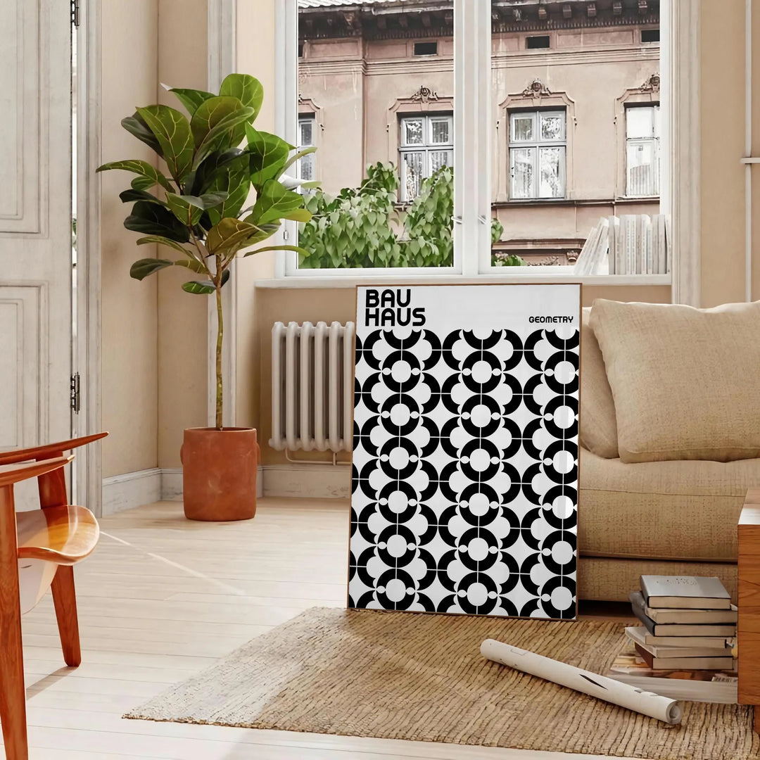 Plakat Bauhaus z geometryczną abstrakcyjną kompozycją, minimalistyczny wydruk sztuki - w paryskim salonie z sofą i fikusem