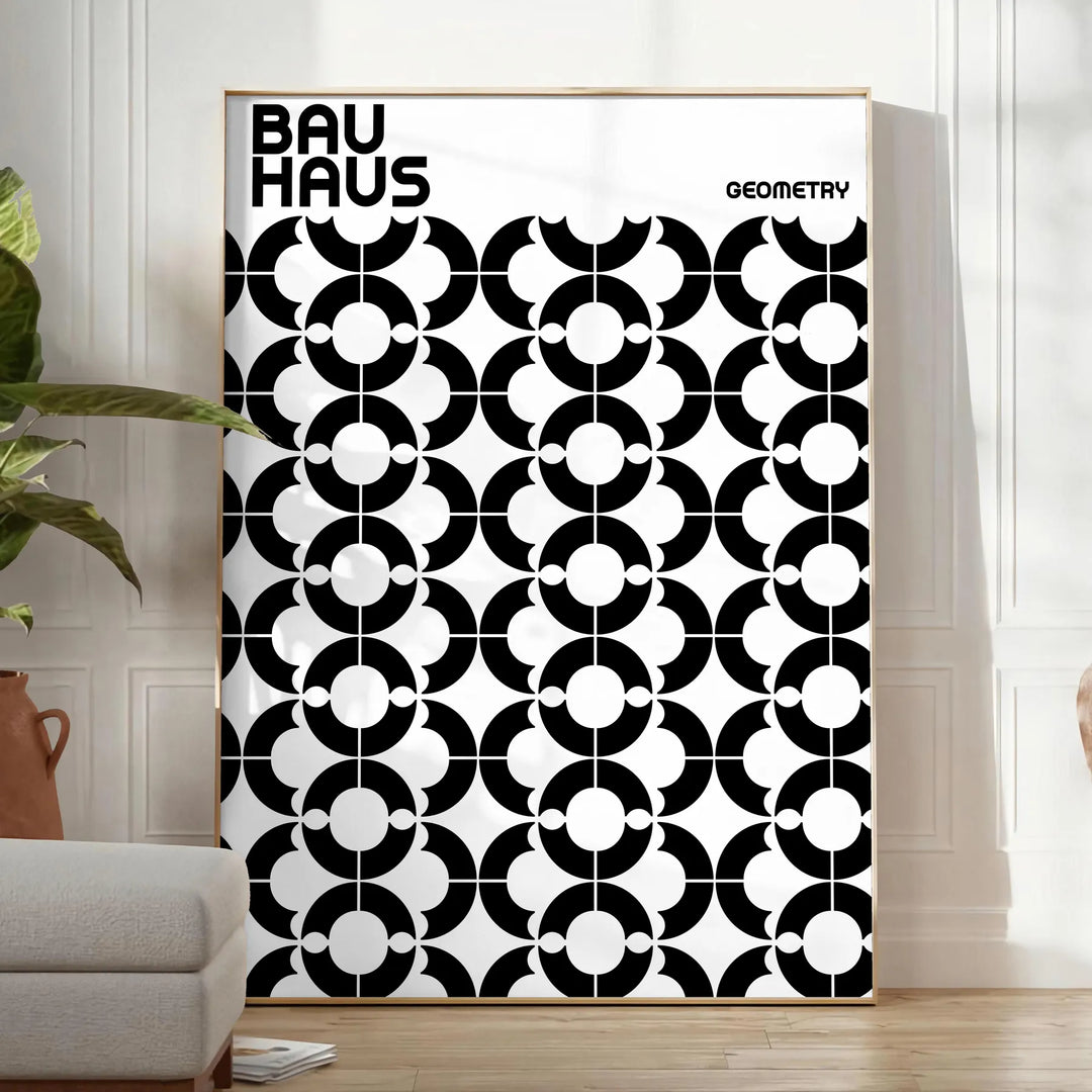 Plakat Bauhaus z geometryczną abstrakcyjną kompozycją, minimalistyczny wydruk sztuki - w jasnym minimalistycznym pokoju z rośliną i fotelem