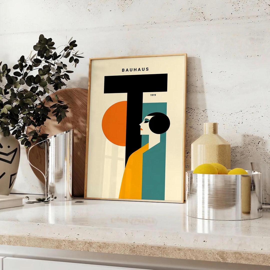 Poster mit minimalistischer geometrischer Menschendarstellung im klassischen Bauhaus-Stil - auf einer Arbeitsplatte mit Eukalyptus und einer Schale Zitronen
