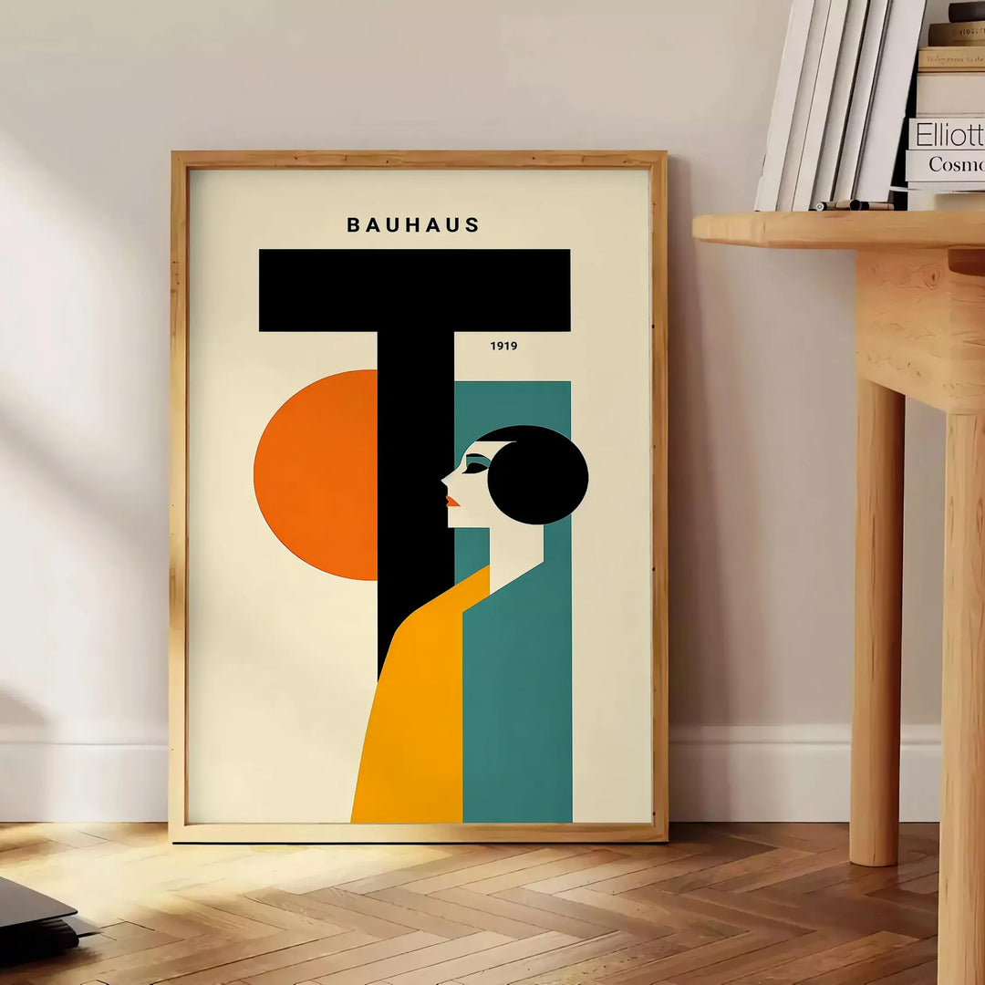 Poster mit minimalistischer geometrischer Menschendarstellung im klassischen Bauhaus-Stil - neben einem runden Beistelltisch aus Holz mit Büchern