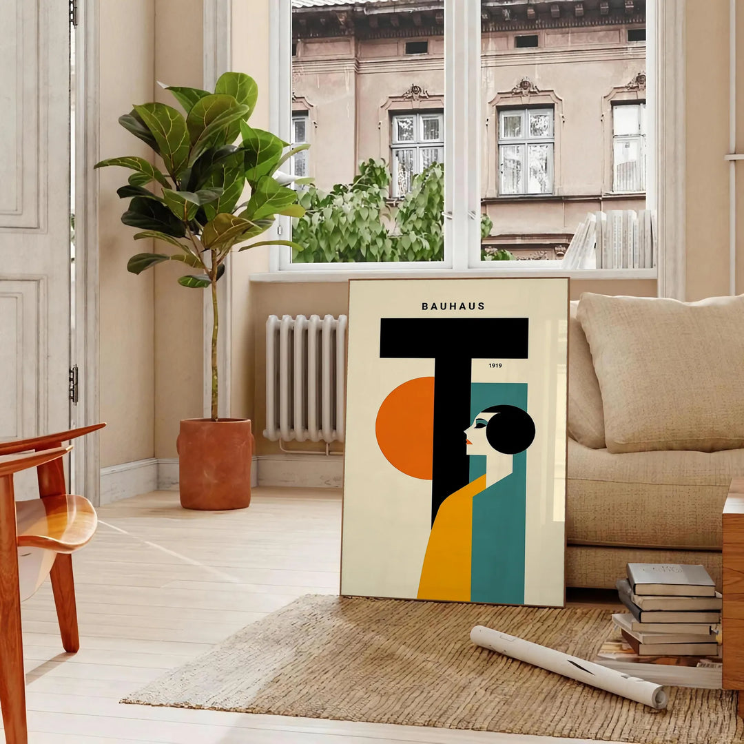 Poster mit minimalistischer geometrischer Menschendarstellung im klassischen Bauhaus-Stil - in einem Pariser Wohnzimmer mit Sofa und einer Geigenfeige