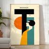 Poster mit minimalistischer geometrischer Menschendarstellung im klassischen Bauhaus-Stil - in einem hellen minimalistischen Raum mit Pflanze und Sessel