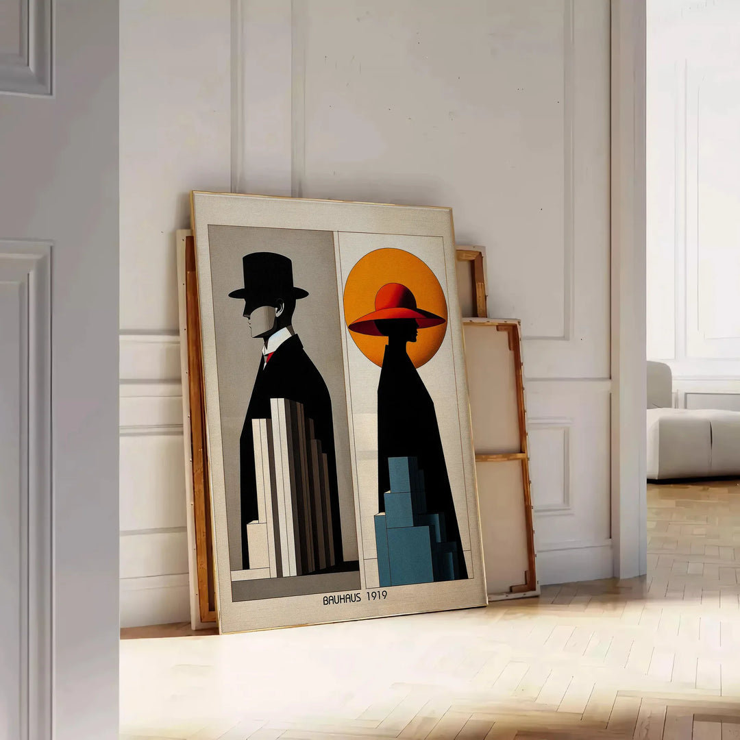 Cartaz Bauhaus minimalista com figura humana estilizada e cores vibrantes - encostado num chão de espinha contra uma parede de painéis