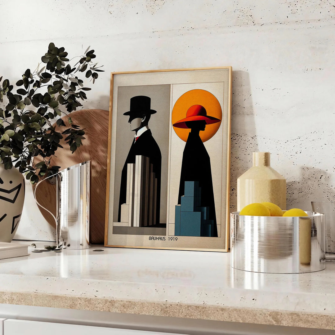 Cartaz Bauhaus minimalista com figura humana estilizada e cores vibrantes - sobre uma bancada com eucalipto e uma taça de limões
