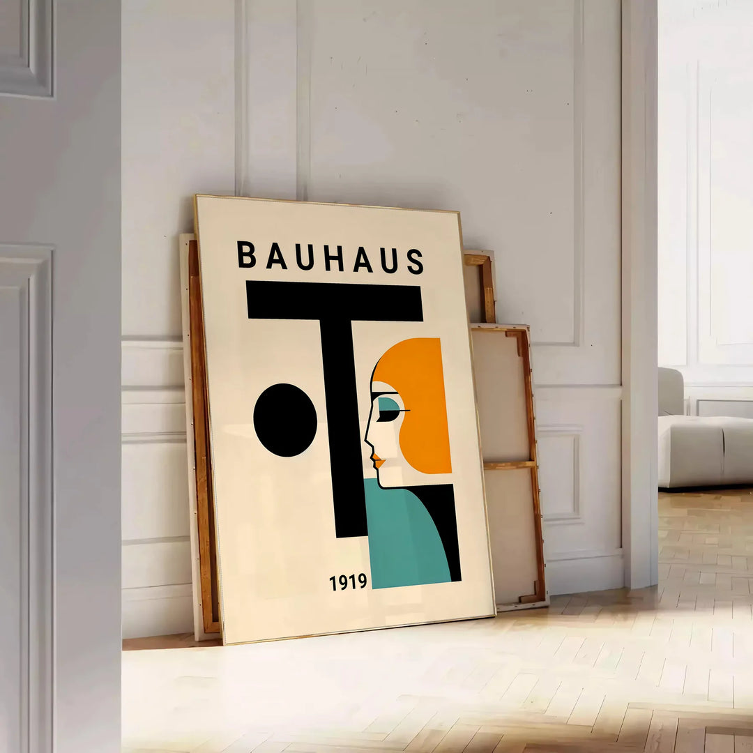 Pôster com figura humana em estilo Bauhaus e formas geométricas minimalistas - encostado num chão de espinha contra uma parede de painéis