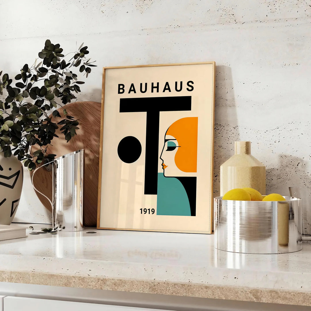 Pôster com figura humana em estilo Bauhaus e formas geométricas minimalistas - sobre uma bancada com eucalipto e uma taça de limões
