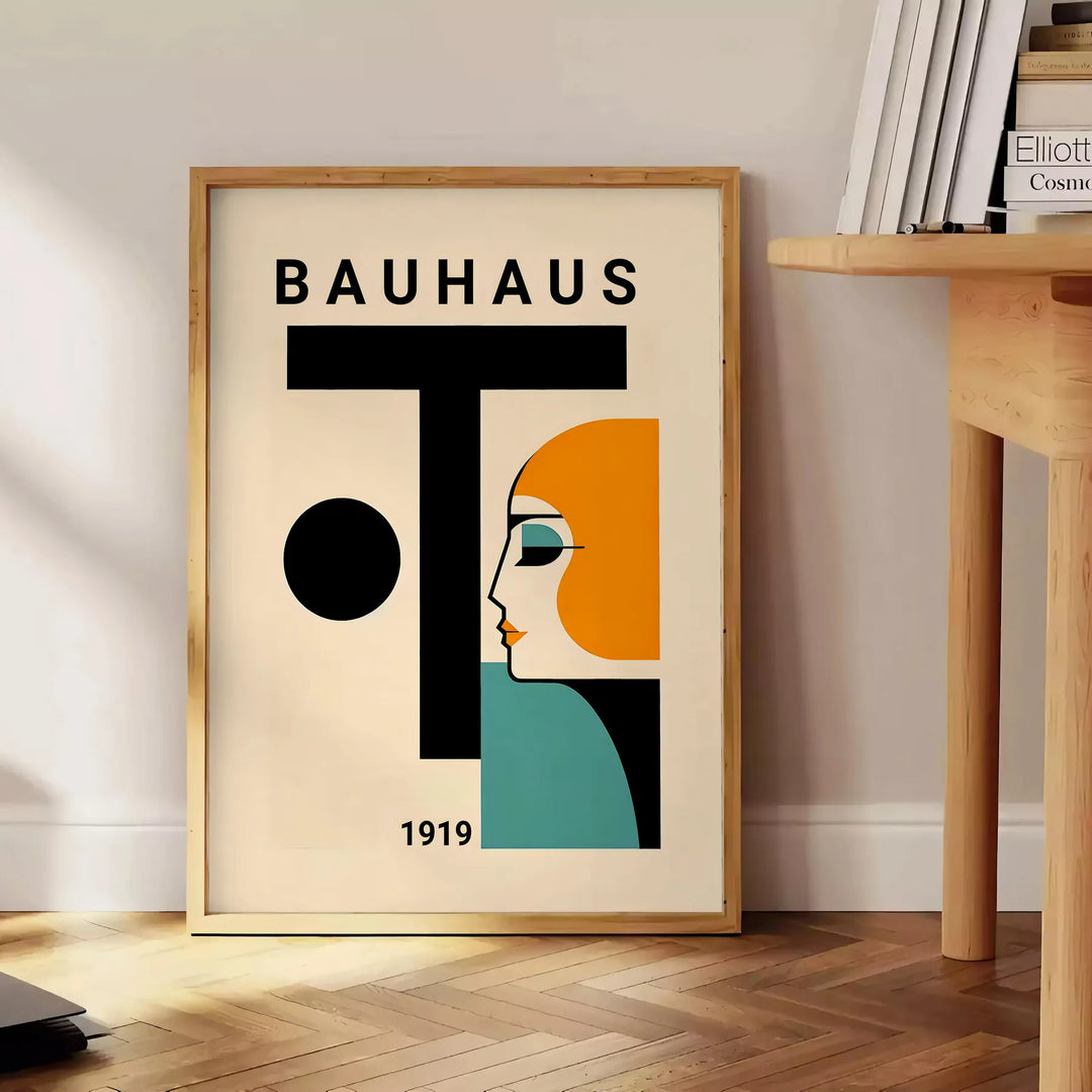 Pôster com figura humana em estilo Bauhaus e formas geométricas minimalistas - ao lado de uma mesa de apoio redonda em madeira com livros