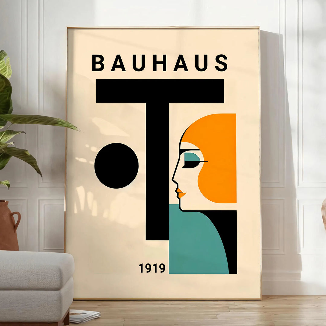 Pôster com figura humana em estilo Bauhaus e formas geométricas minimalistas - num quarto luminoso e minimalista com planta e poltrona