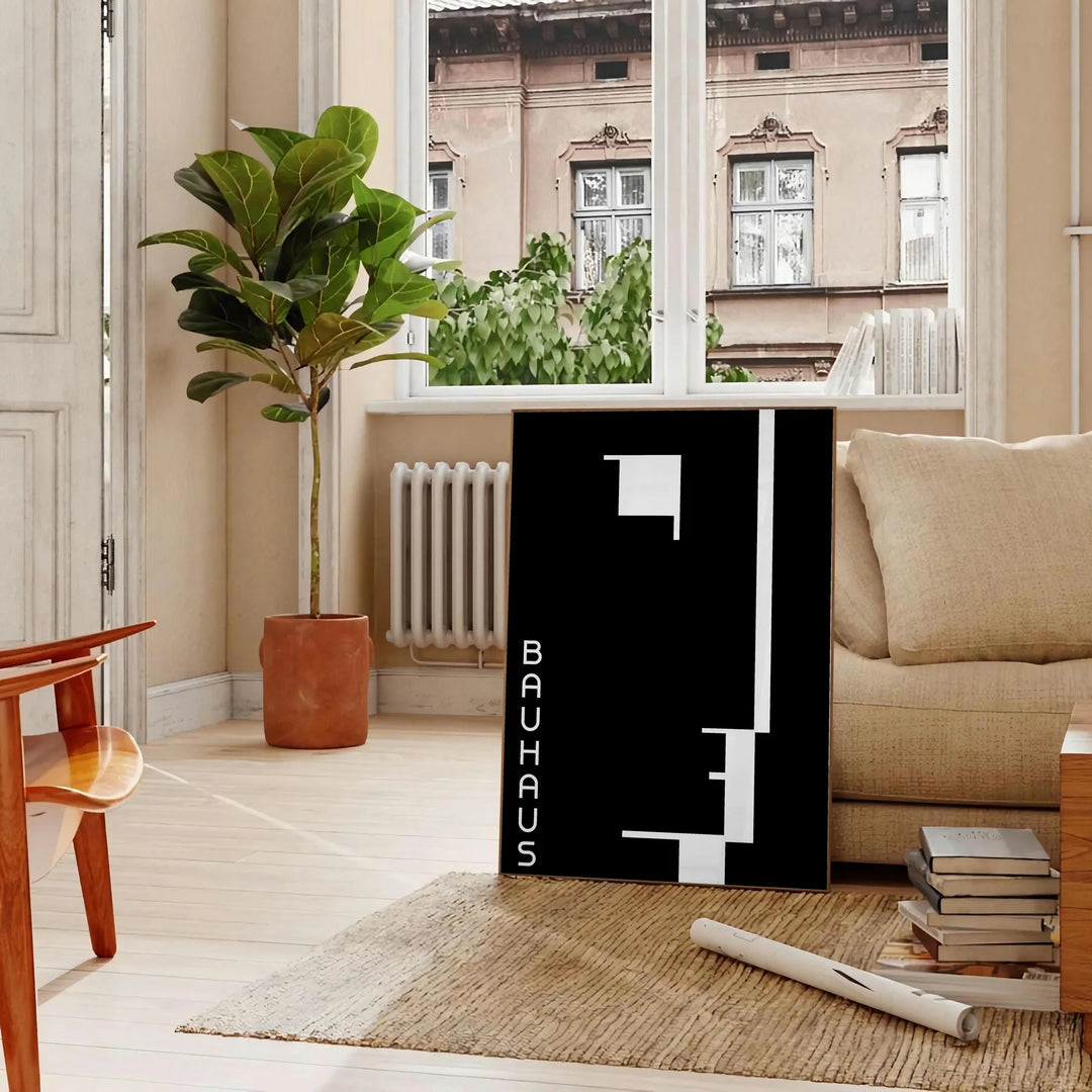 Composição geométrica em preto e cinza inspirada no design Bauhaus - numa sala parisiense com sofá e um ficus