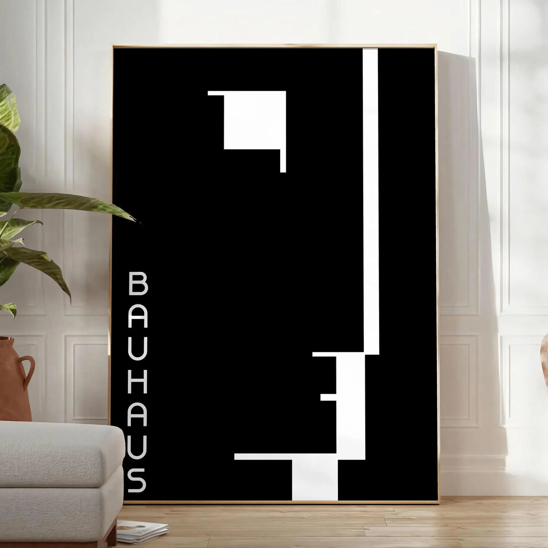 Composição geométrica em preto e cinza inspirada no design Bauhaus - num quarto luminoso e minimalista com planta e poltrona