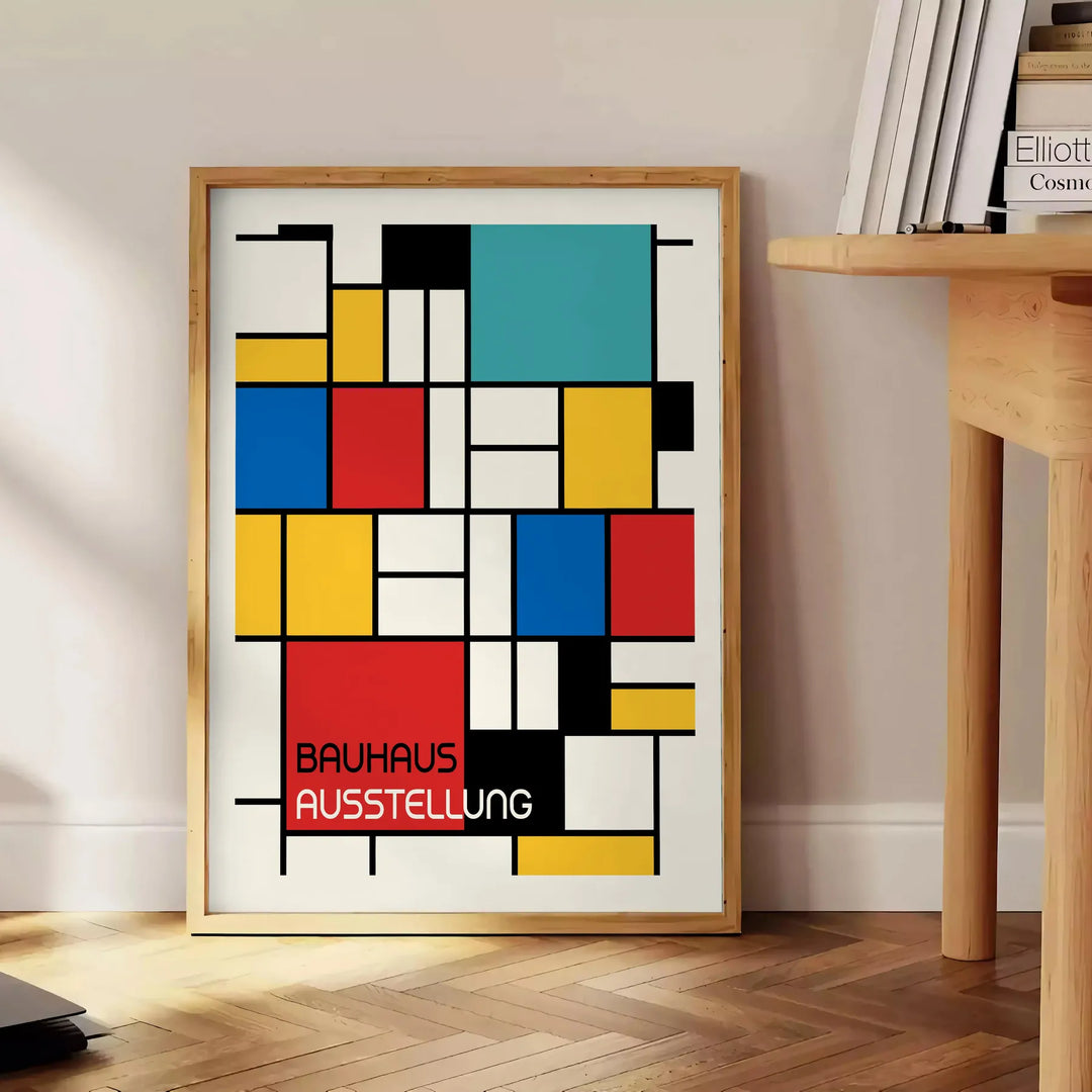 Póster Bauhaus con composición geométrica abstracta en colores primarios vivos - junto a una mesa auxiliar redonda de madera con libros