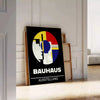 Bauhaus Poster mit geometrischen abstrakten Formen in kräftigen Primärfarben - an eine weiße Paneelwand gelehnt auf Fischgrätparkett